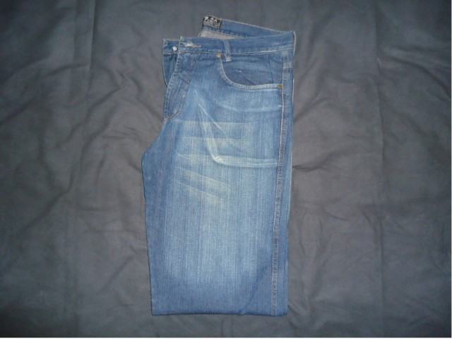 foto customizando calça jeans
