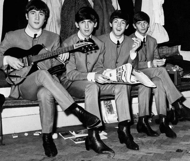 foto the beatles usando bota chelsea nos anos 60