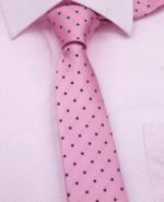 combinar gravata rosa com camisa rosa