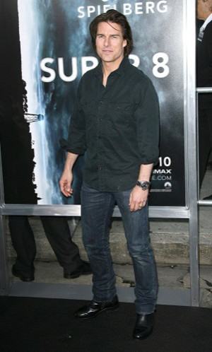 camisa social preta com bolso e calça jeans