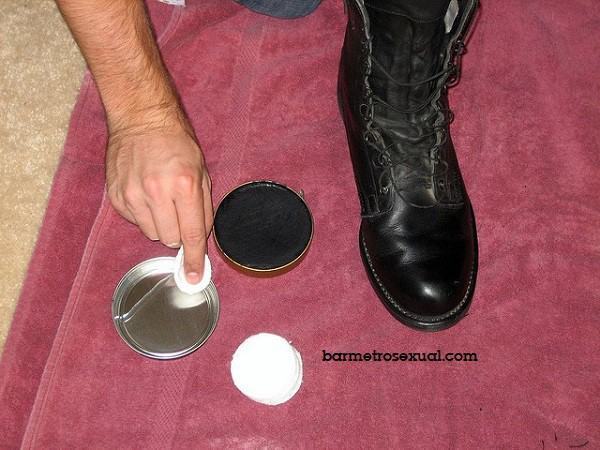 engraxar sapato de couro