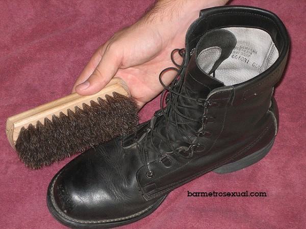 engraxar sapato preto
