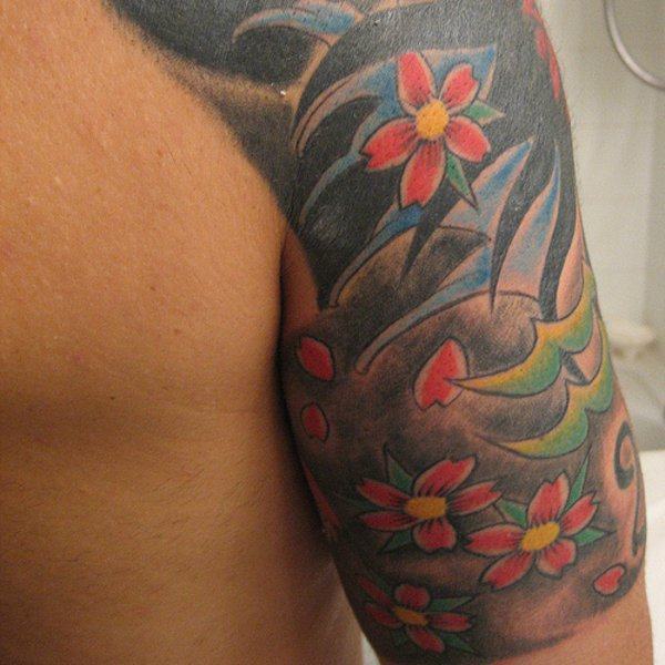 tatuagem colorida pele morena