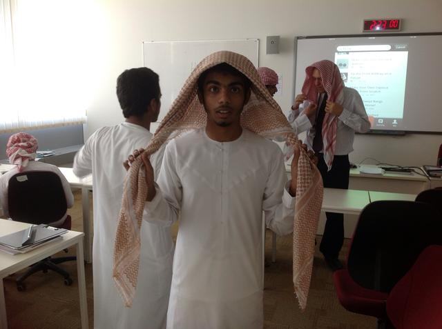 como prender lenço arabe
